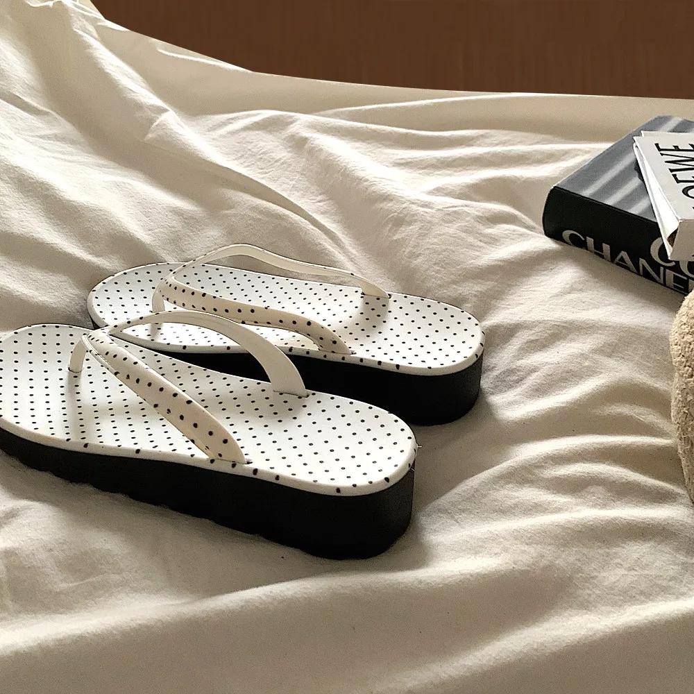 

Korean Style Fashion Polka Dot Flip Flops for Women 2026 Summer New Trend Thick Sole Beach Slippers Indoor Outdoor Casual Shoes