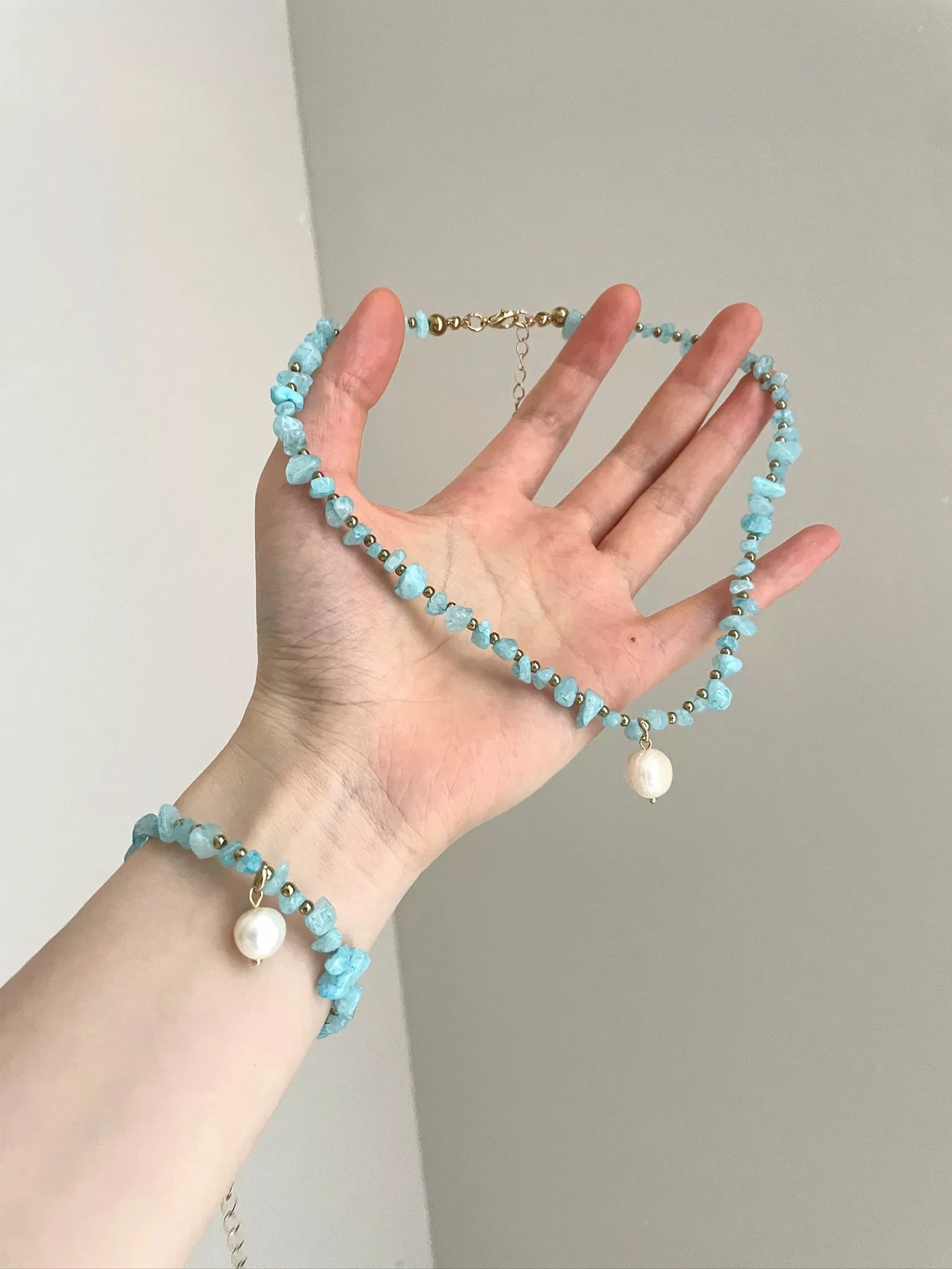 Conjunto de Colar e Pulseira Vintage Azul com Pérolas Avel, Estilo Retrô Feminino, Camada Única, Exclusivo Online, Joia de Mo...