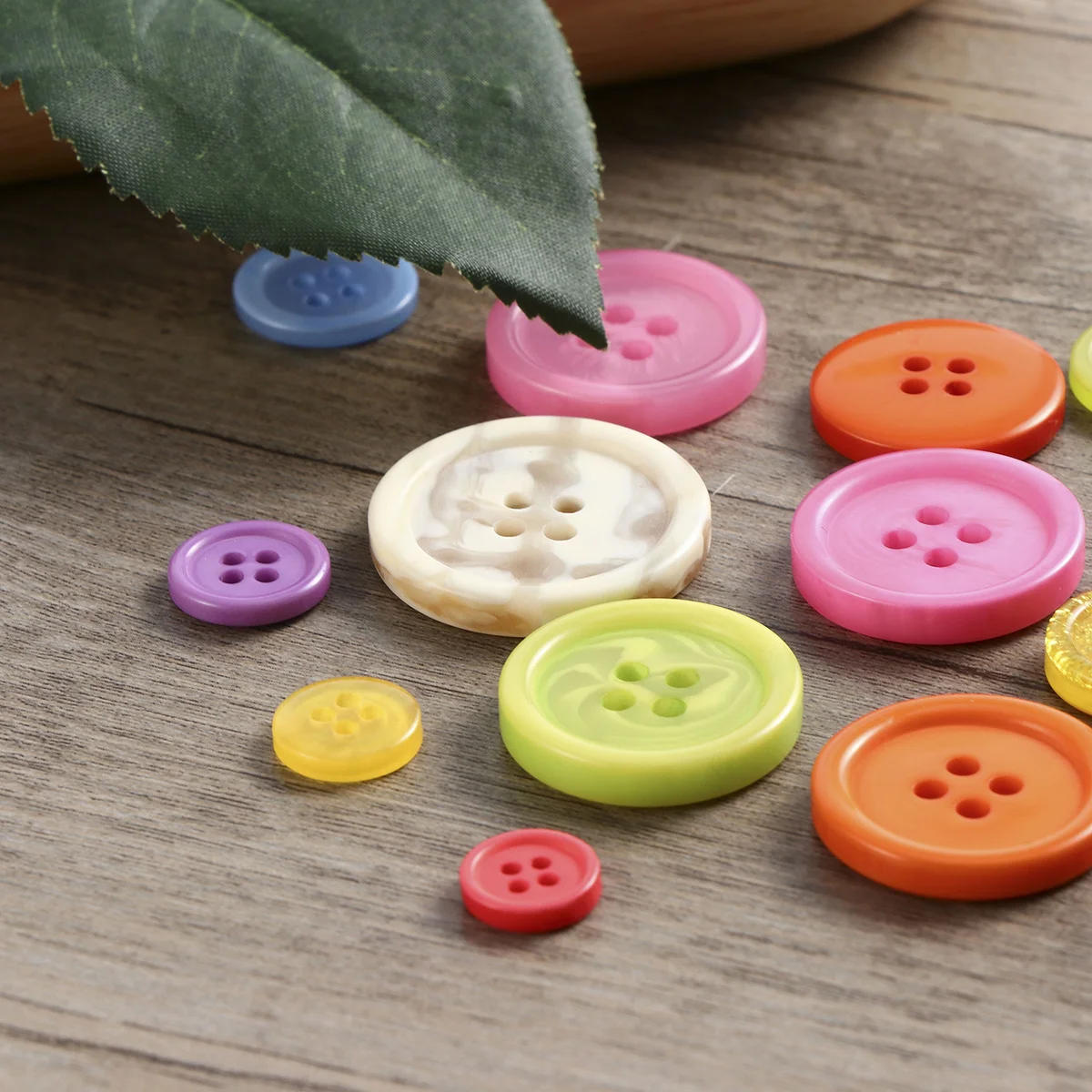 600pcs Basic Buttons Round Resin Buttons Mixed Buttons with 2 and 4 Holes for Sewing Crafts Projects DIY Decoration and