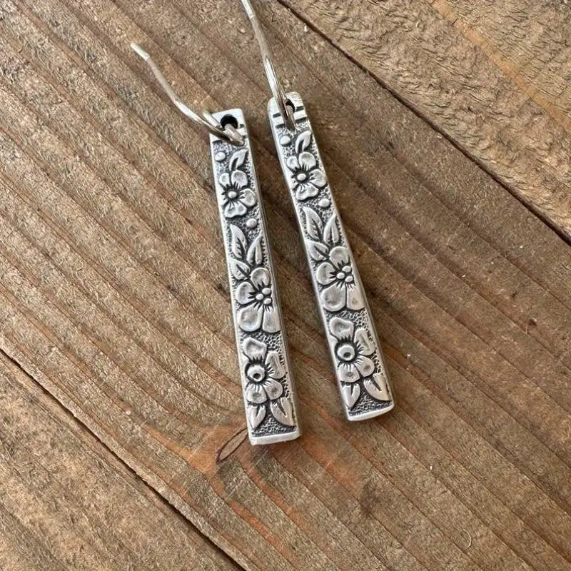 Retro-style relief floral long pendant earrings for ladies, suitable for daily wear, casual outings and parties.