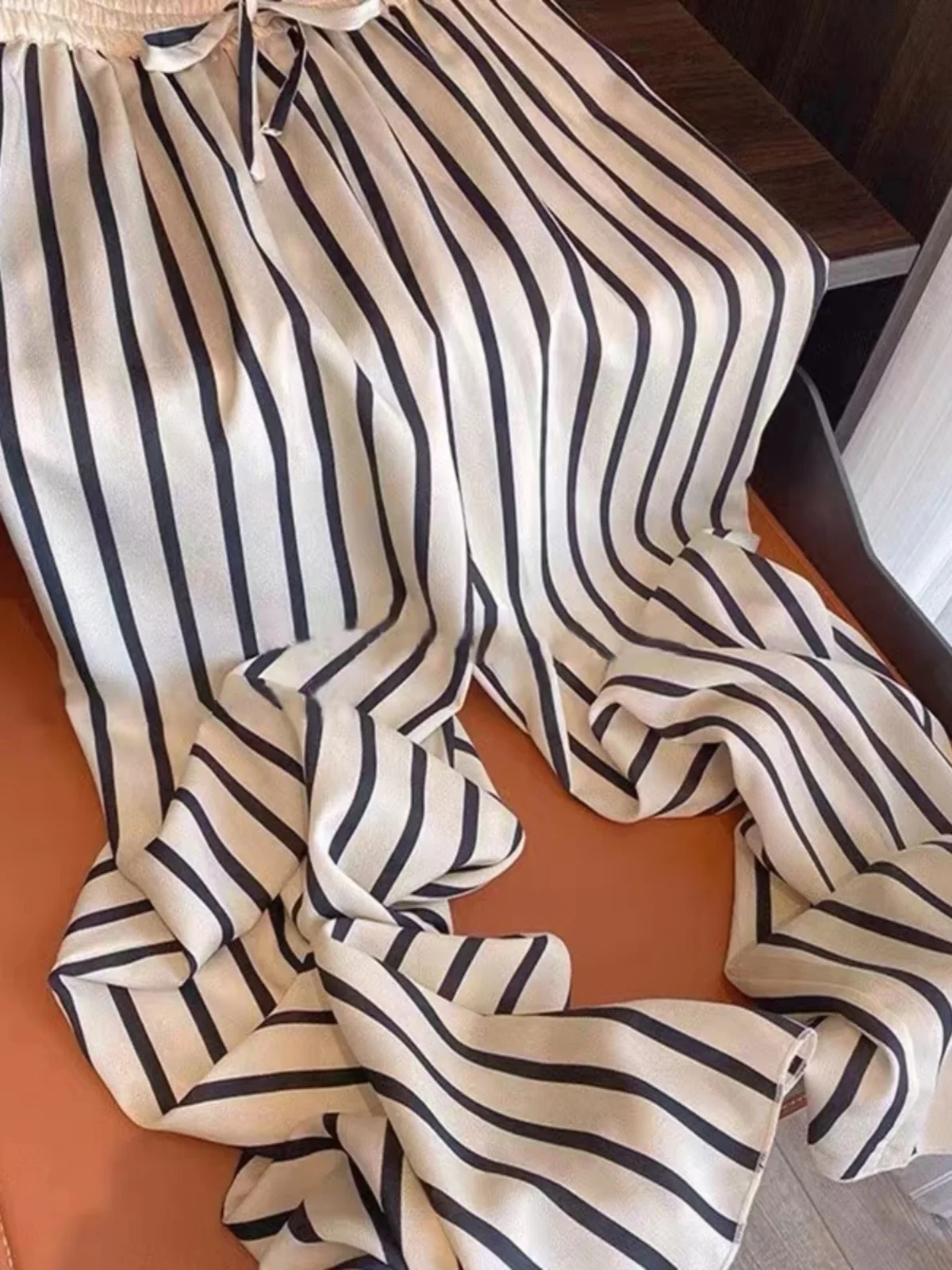 กางเกงขายาวทรงหลวมลายทางสำหรับผู้หญิง แบรนด์ Outlet ผ้าไหมน้ำแข็ง เอวสูง ใส่สบาย เหมาะสำหรับฤดูร้อน