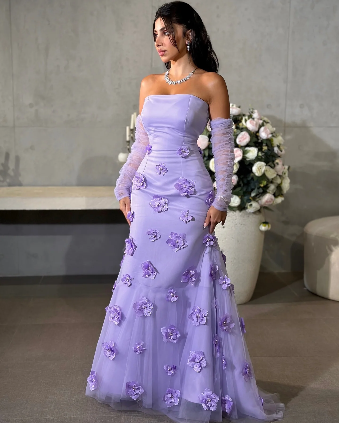 Maßgeschneiderte exquisite Meerjungfrau trägerlose abnehmbare Ärmel Blumen Perlen Abendkleid anmutige Satin Falten Vestido De Festa