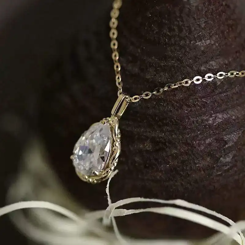 

S925 Sterling Silver 18K Gold-Plated Synthetic Zircon Women's Necklace, Elegant and Luxurious Atmosphere, Super Shiny Water Drop Pendant Clavicle Chain, Suitable for Daily Wear, Parties, Vacations, Weddings, Music Festivals, and as the First Choice for Th