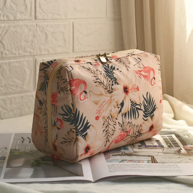 Large Flamingo Print Waterproof Cosmetic Bag for Travel Organized Storage Pouch Makeup Bags with Multiple Compartments