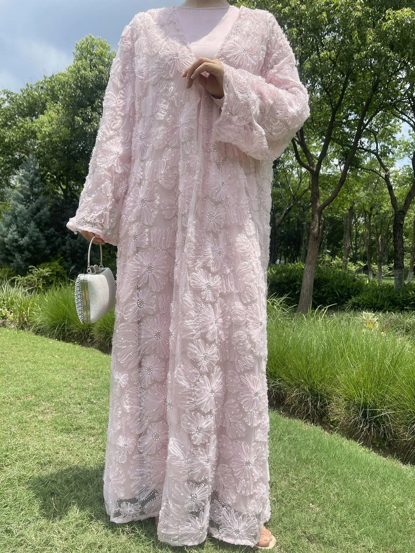 

Роскошный вечерний комплект для мусульманок: платье-абайя и хиджаб для праздника Ид — Абайя с цветочным узором и бисером, открытая, с длинными рукавами, и внутреннее платье.