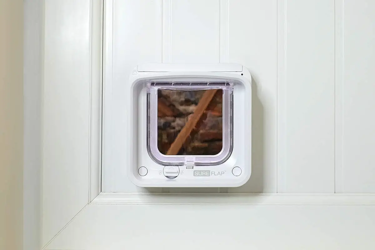 Cat Door Connect con paquete de bujes: apertura de puerta: la apertura de la solapa de la puerta del gato con microchip es de 5/8" (w) de 4 3/4" (h