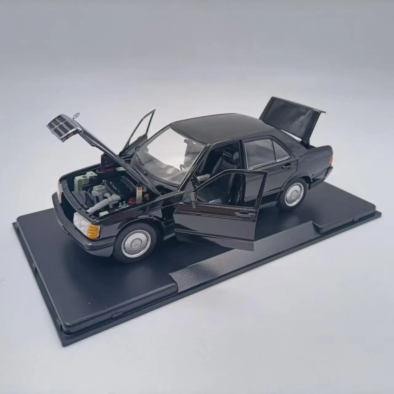 

Литой под давлением масштаб 1:24 Benz 190E W201 S-класс, модель автомобиля из сплава, Коллекционная игрушка, подарок, сувенир, демонстрационный орнамент