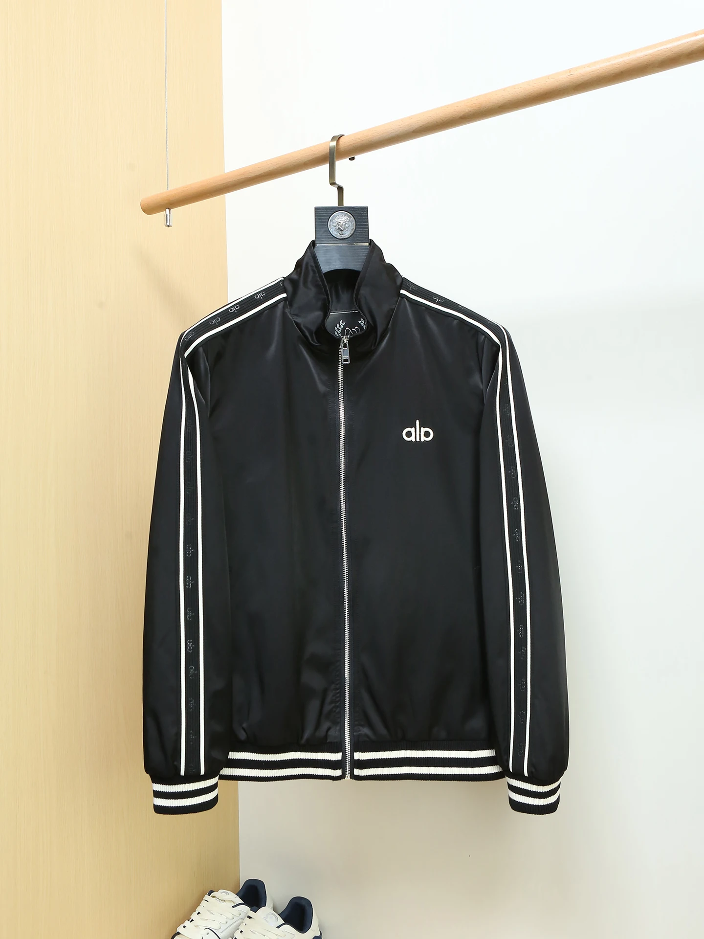 

Мужская куртка ZhanChao: Новинка Весны, Простой крой, Приталенная, С вышивкой, Воротник-стойка, Повседневная, Модная, Из полиэстера