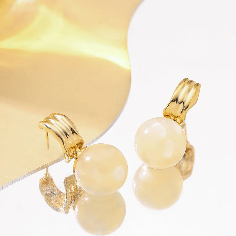 

Fashionable and exquisite temperament Maillard-style resin ball earrings light luxury niche high-end holiday commuting earrings