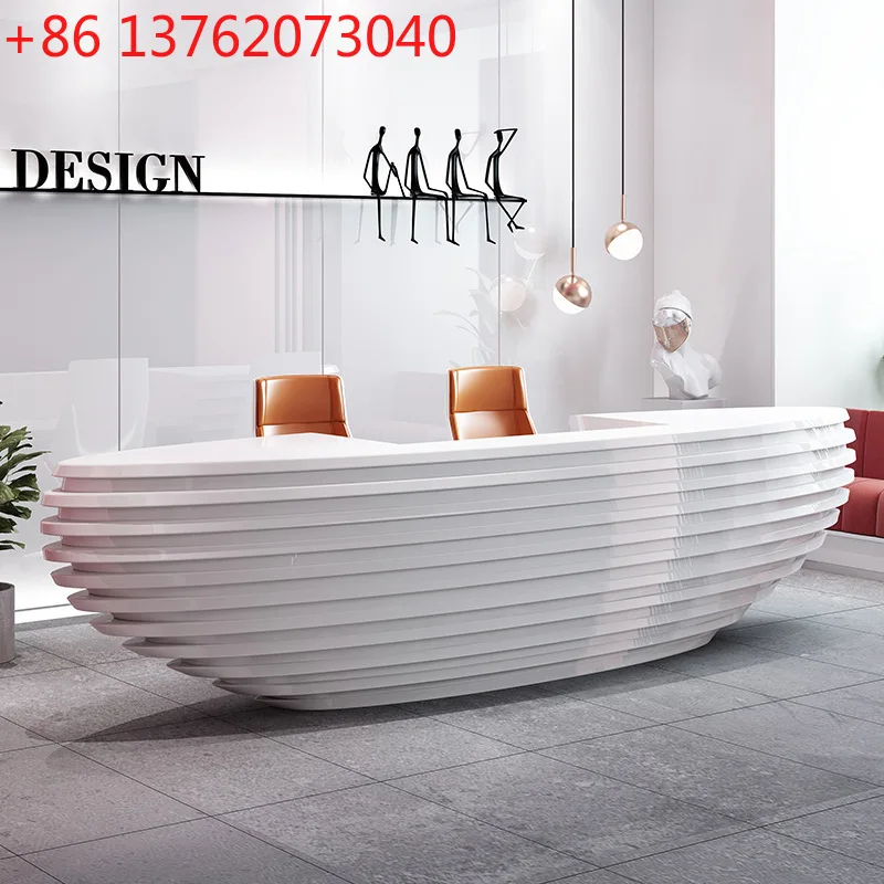 

Простая современная компания, стойка регистрации, креативная высококачественная краска особой формы