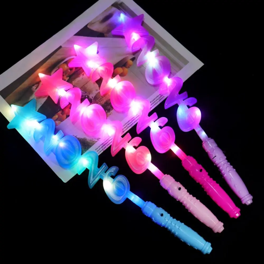 LED توهج 2026 سنة جديدة سعيدة عقال عدد رسالة الألياف البصرية تضيء 2026 توهج العصي البلاستيك الملونة السنة الجديدة غطاء الرأس