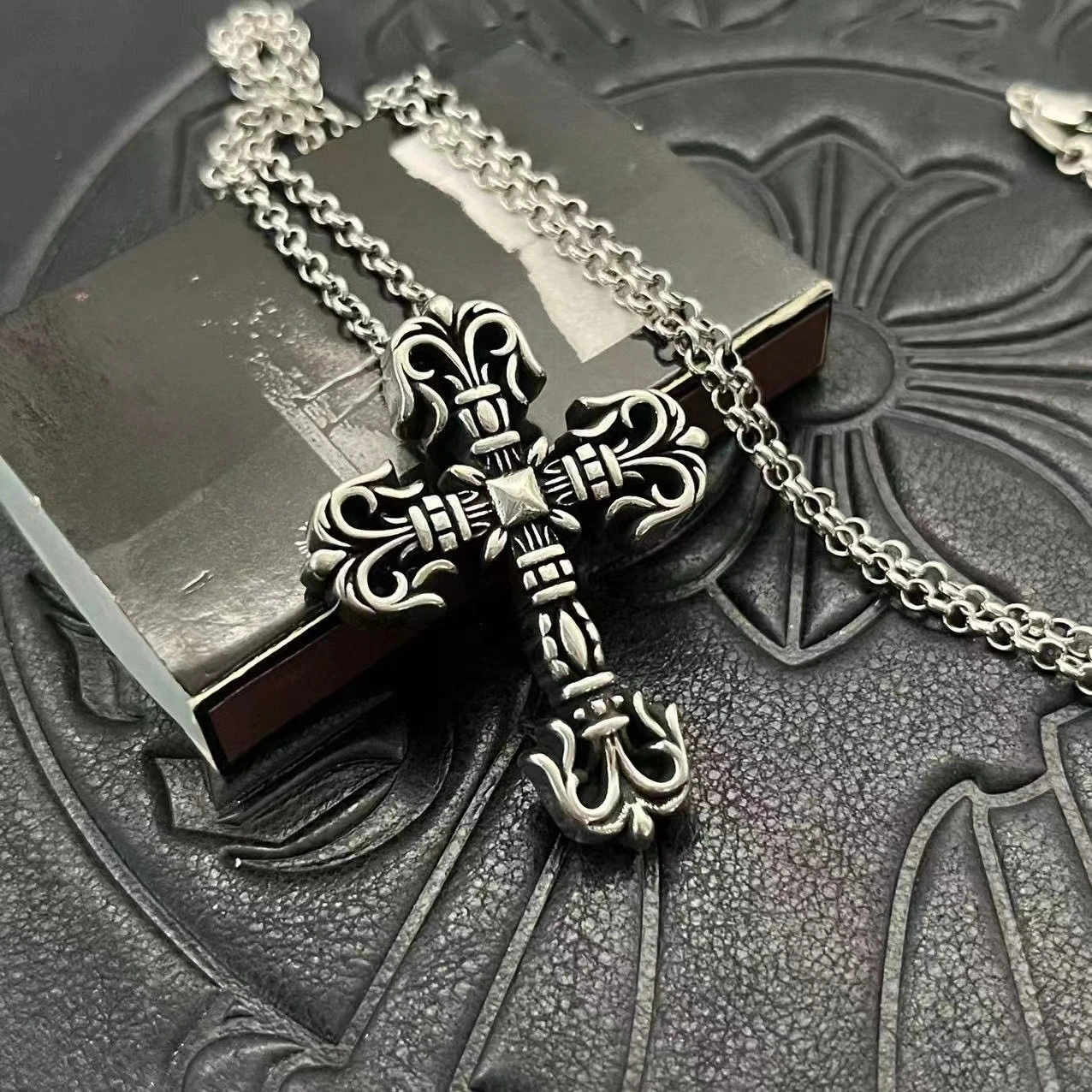 2025 Venta caliente tendencia llama cruz collar plata tailandesa viejo transfronterizo sensación de alta gama otoño e invierno