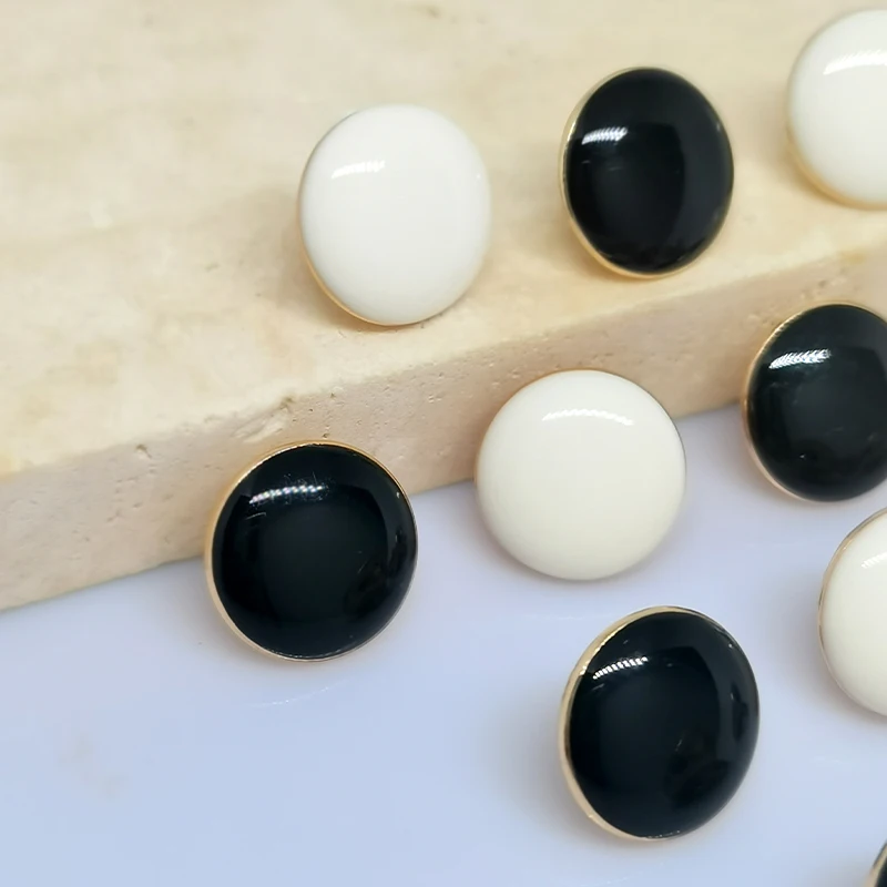 10MM Mini Cute Black White Round Metal Buttons Of Clothing Fashion Decor Wysokiej jakości guzik dla kobiet Bluzka Koszula Szycie DIY