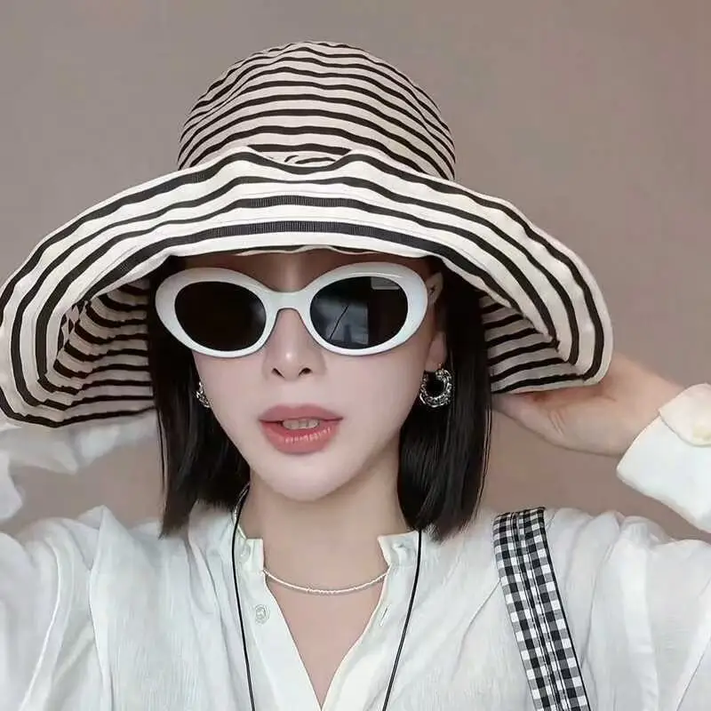 قبعة يابانية قابلة للطي للنساء أنيقة بمزاج عتيق وشريط UVCUT مخطط قبعة كبيرة على الموضة قبعة صياد خارجية