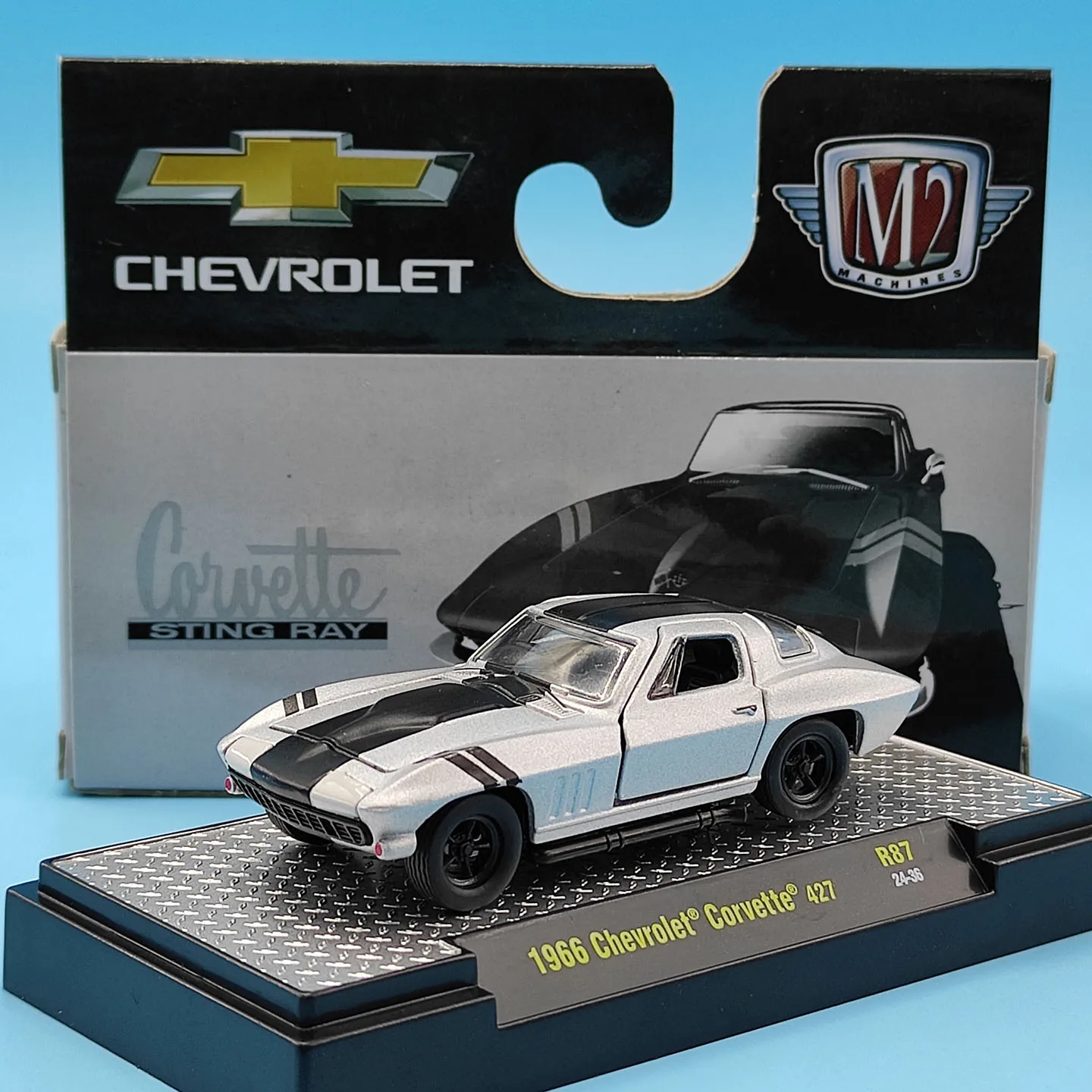 Diecast M2 1:64 Scale 1966 Corvette 427 Alloy Car Model view 2