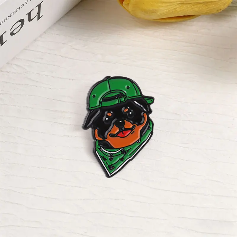 Lustiges Rottweiler-Emaille-Abzeichen Hund mit grüner Mütze Street-Style-Pin Legierungs-Brosche Schmuckgeschenke für Tierliebhaber – Detail 7