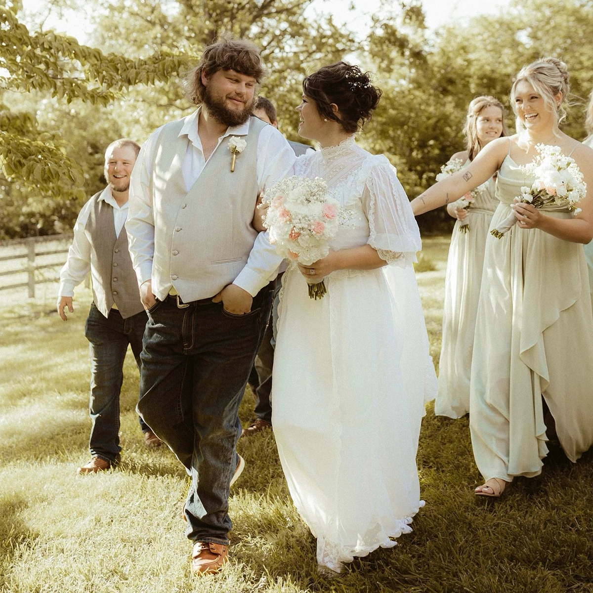 تخصيص الرجعية 1970s نصف فانوس الأكمام فستان الزفاف أزرار الفيكتوري ألف خط تكدرت الدانتيل عالية طوق خمر زي العرائس