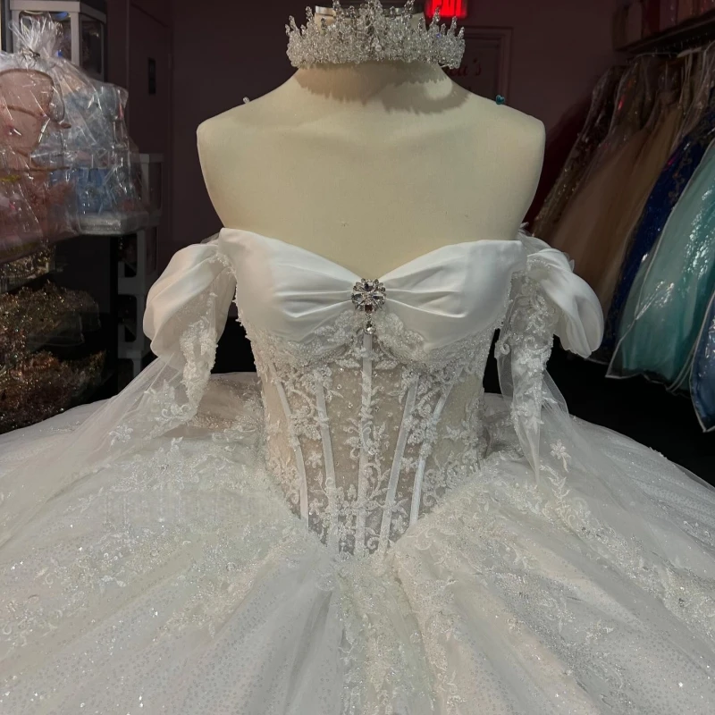 Abito da ballo bianco lucido Abiti Quinceanera con spalle scoperte Applique in pizzo con perline Tull di cristallo Festa di compleanno Dolce 16 Abito gilet