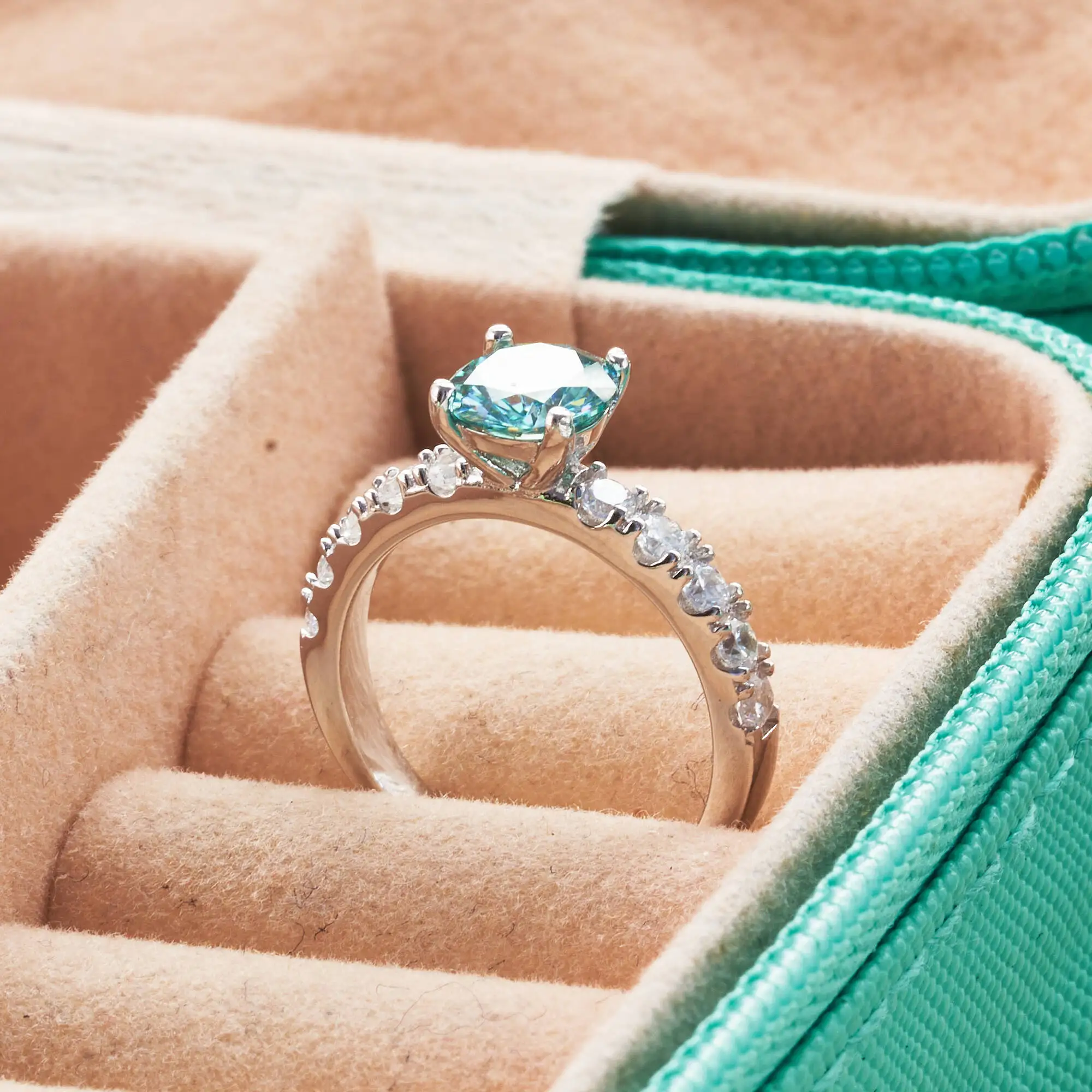 Klassischer 1-Karat-Moissanit-Ring in blauer Farbe für charmante Damen, S925 Sterlingsilber, edler Schmuck, Dating-Geschenk für Frauen, Eheringe. – Detail 5