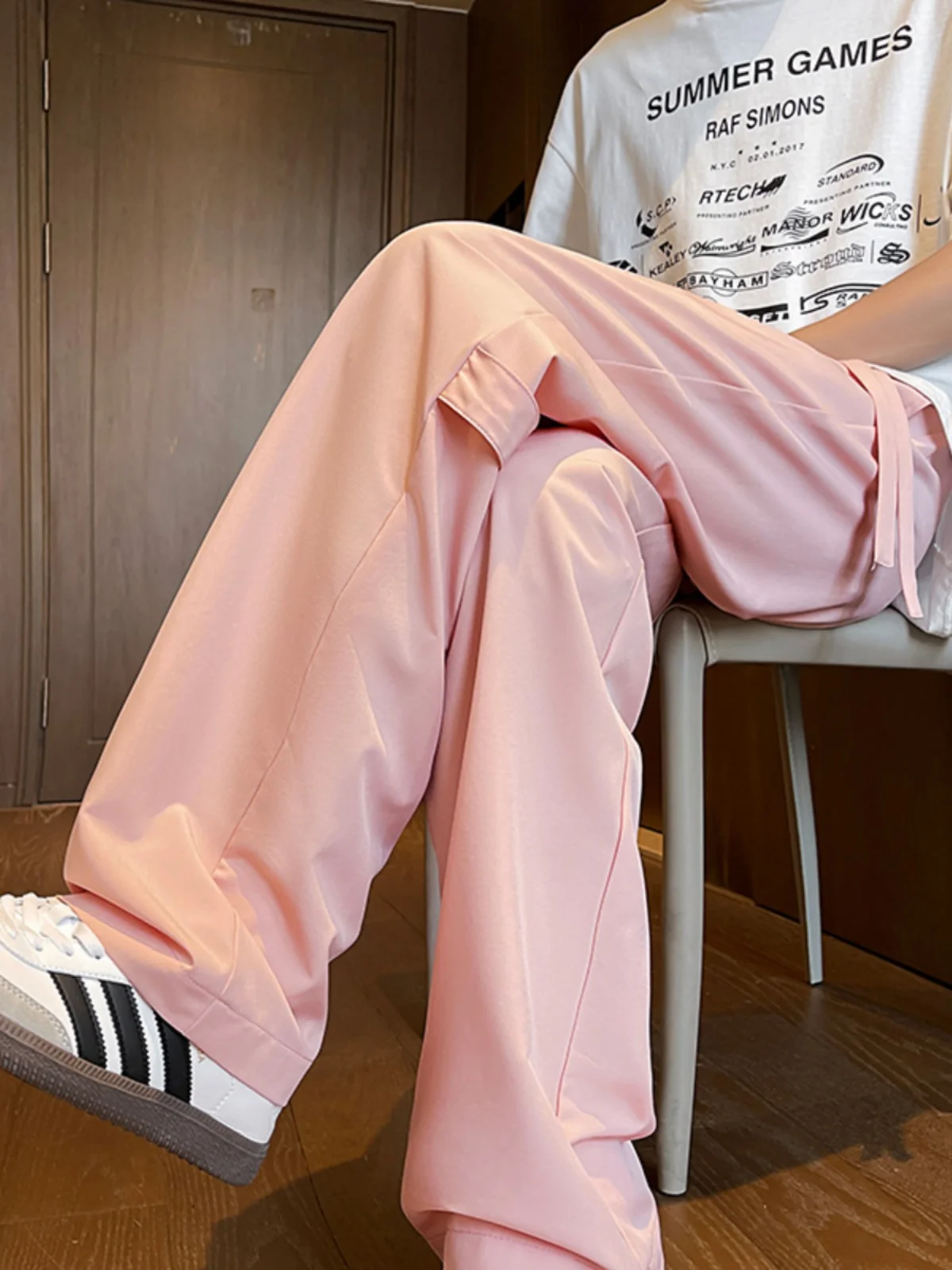 

Мужские летние повседневные брюки из ледяного шелка с охлаждающим эффектом, свободные прямые, в американском уличном стиле, крутые розовые, для отдыха и спорта