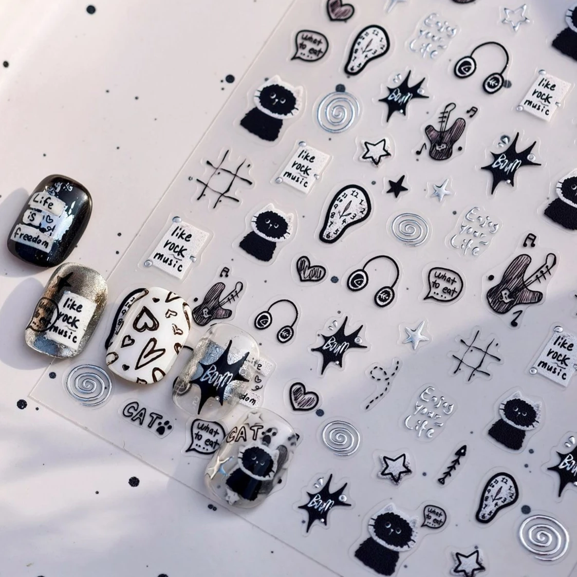 Reloj de gato negro, notas de guitarra, perro, oso, manzana, estrella, corazón, flor, línea de grafiti, vaca, pato, pastel, lazo, nube, pegatinas artísticas para uñas