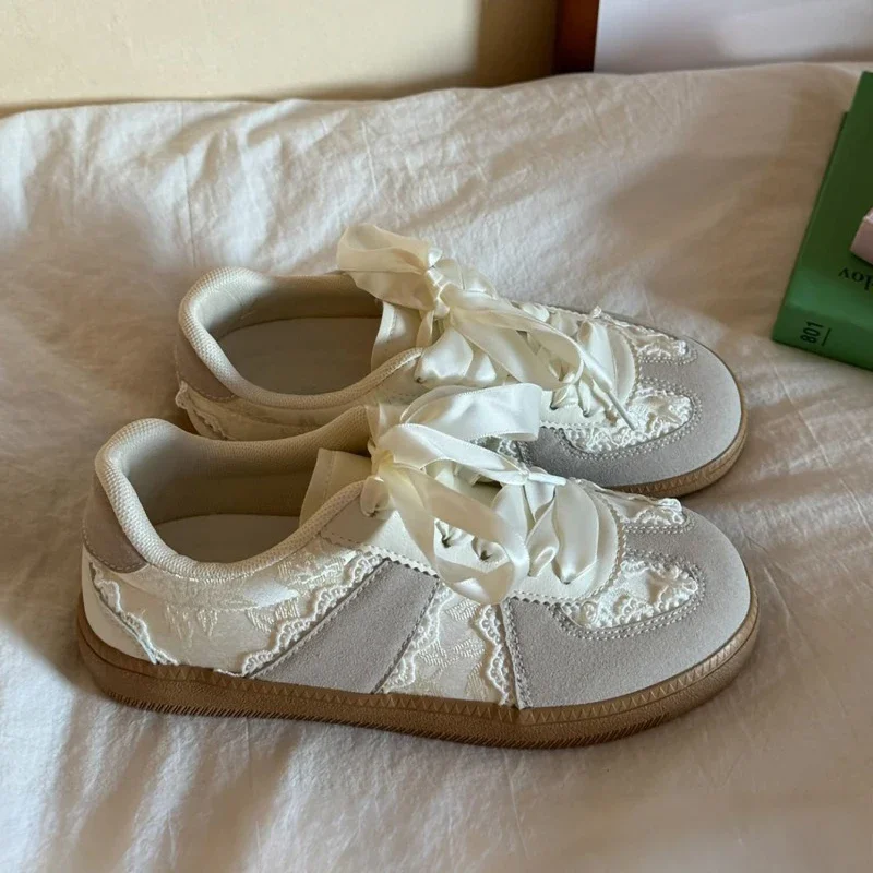 

Кроссовки с французским кружевом и атласной лентой | Кремовый — милые винтажные спортивные кроссовки
