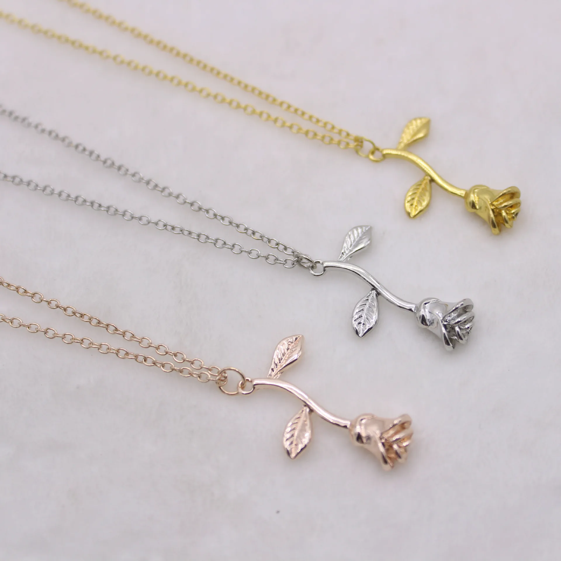 

New Fashion Roses Flower Pendant Necklace Elegant Necklaces Jewelry Valentine's Day Gifts for Women Girl Gold Silver Rose Gold