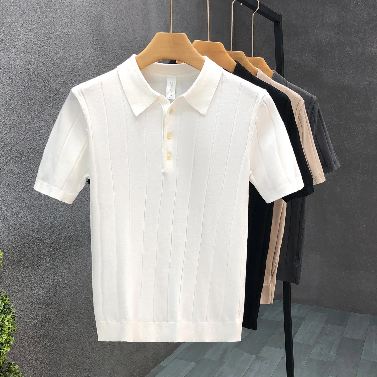 Camisa polo casual versátil respirável para homens no negócio de verão sem engomar camiseta fina nova cor sólida lapela listrada