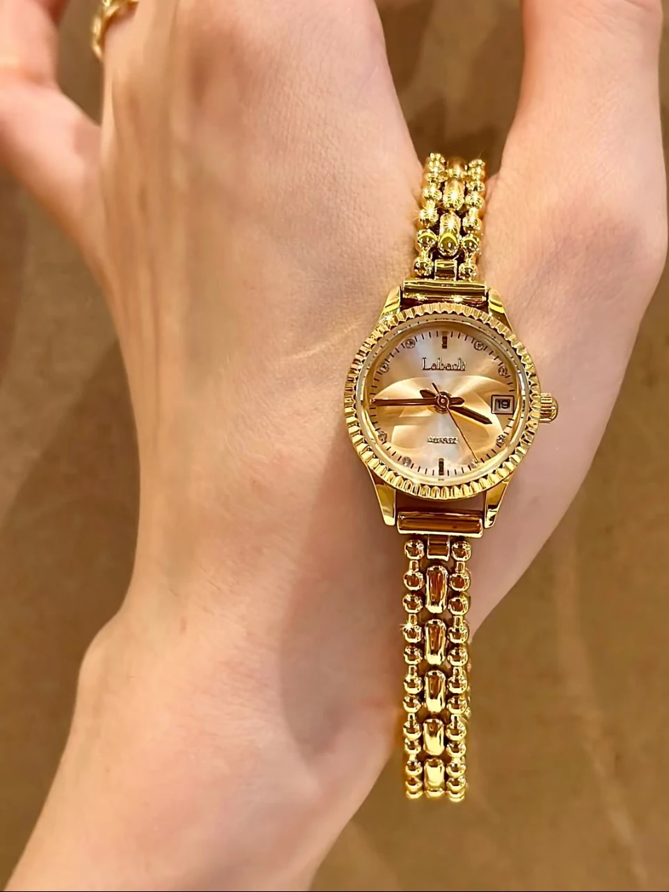

Luxury Women'S Quartz Watch With Stainless Steel Strap, Exuding Sophistication And Elegance. A Perfect Accessory For Women.