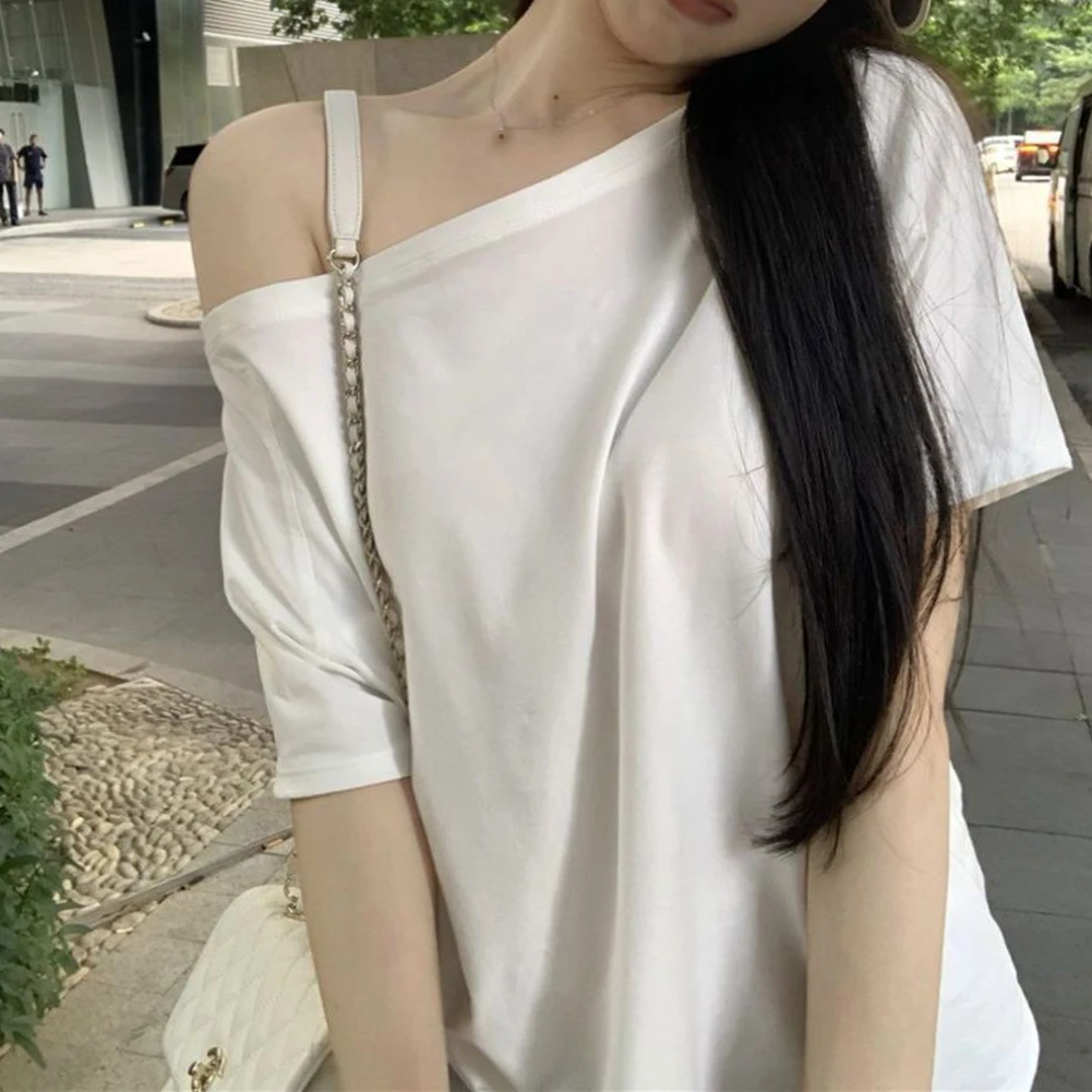 

Повседневный женский топ из полиэстера и спандекса с короткими рукавами и наклонными плечами, предназначенный для комфорта и летнего использования.