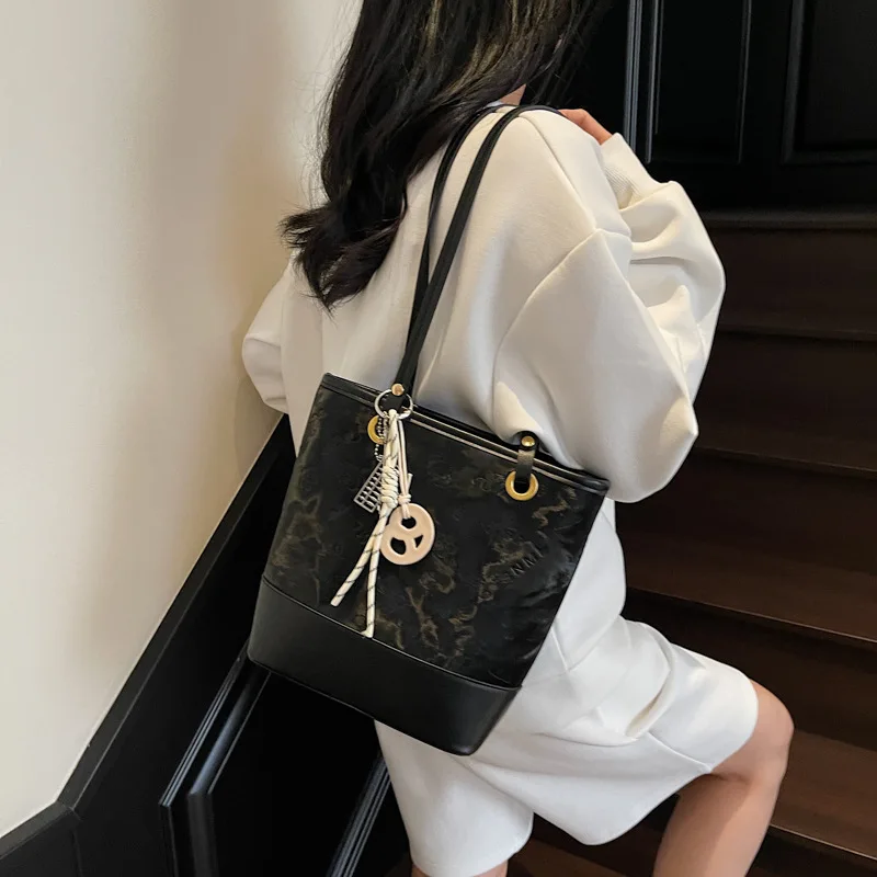 

2025 New Korean Fashion Shoulder Armpit Bag. Retro Niche Commuter Bag Large Capacity Portable Bucket Bag Light Luxury