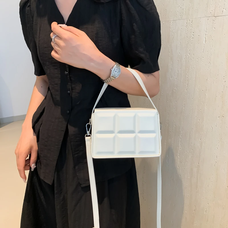 حقيبة يد نسائية مصممة شهيرة حقيبة يد جلدية فاخرة مع لمسات ذهبية رفيق سفر أنيق للعمل