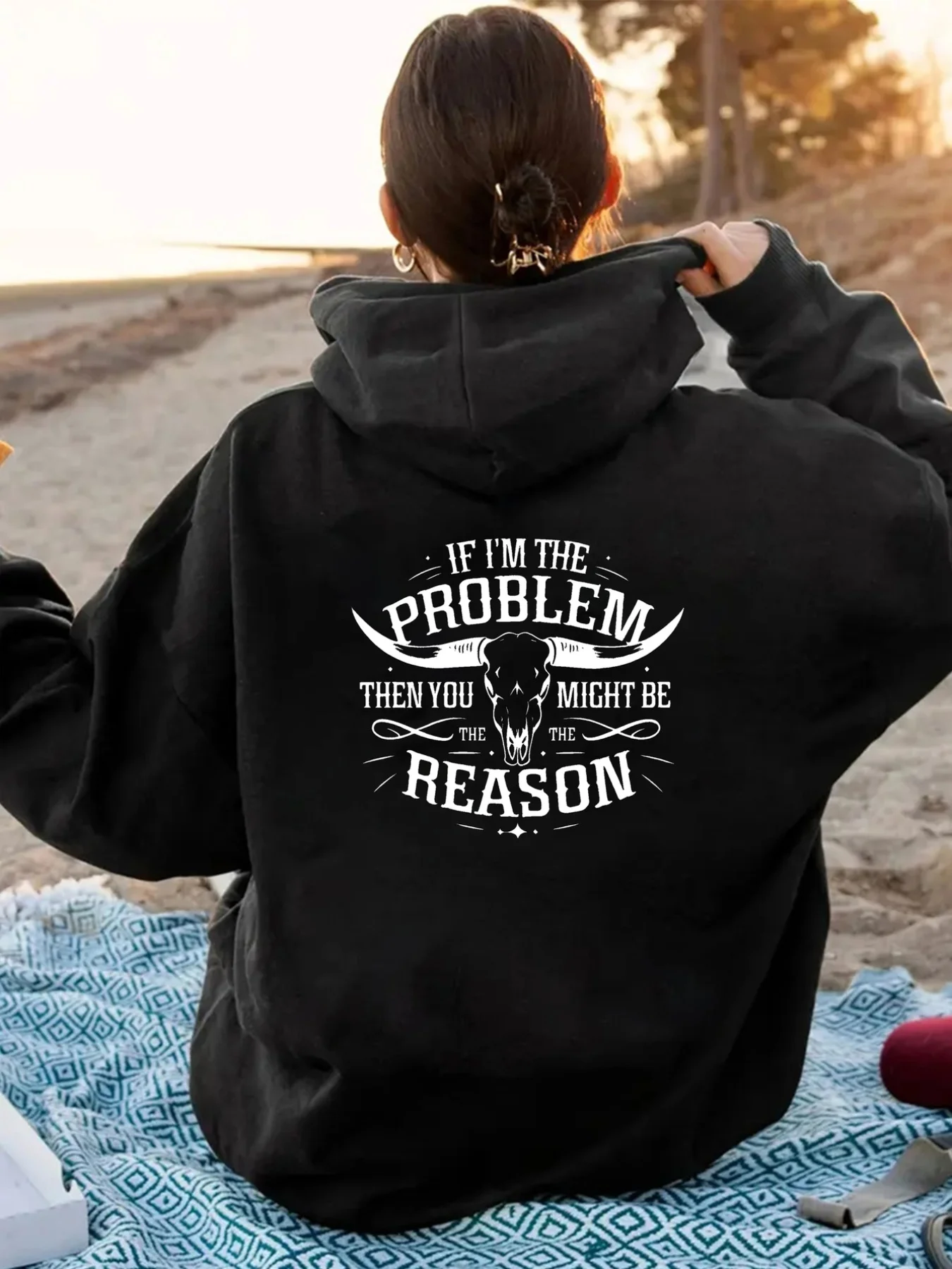 سترة بغطاء للرأس مطبوع عليها شعار قوطي أسود للسيدات وجمجمة البقرة: "إذا كنت مشكلة، فستكون الحل." #1