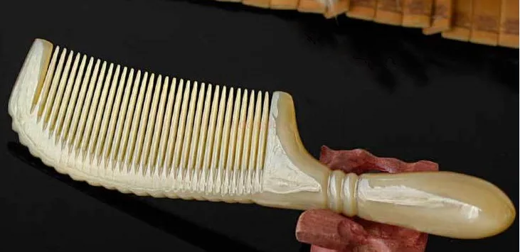 

Расческа нового стиля. Изысканная резная расческа из бычьего рога. Большая расческа.