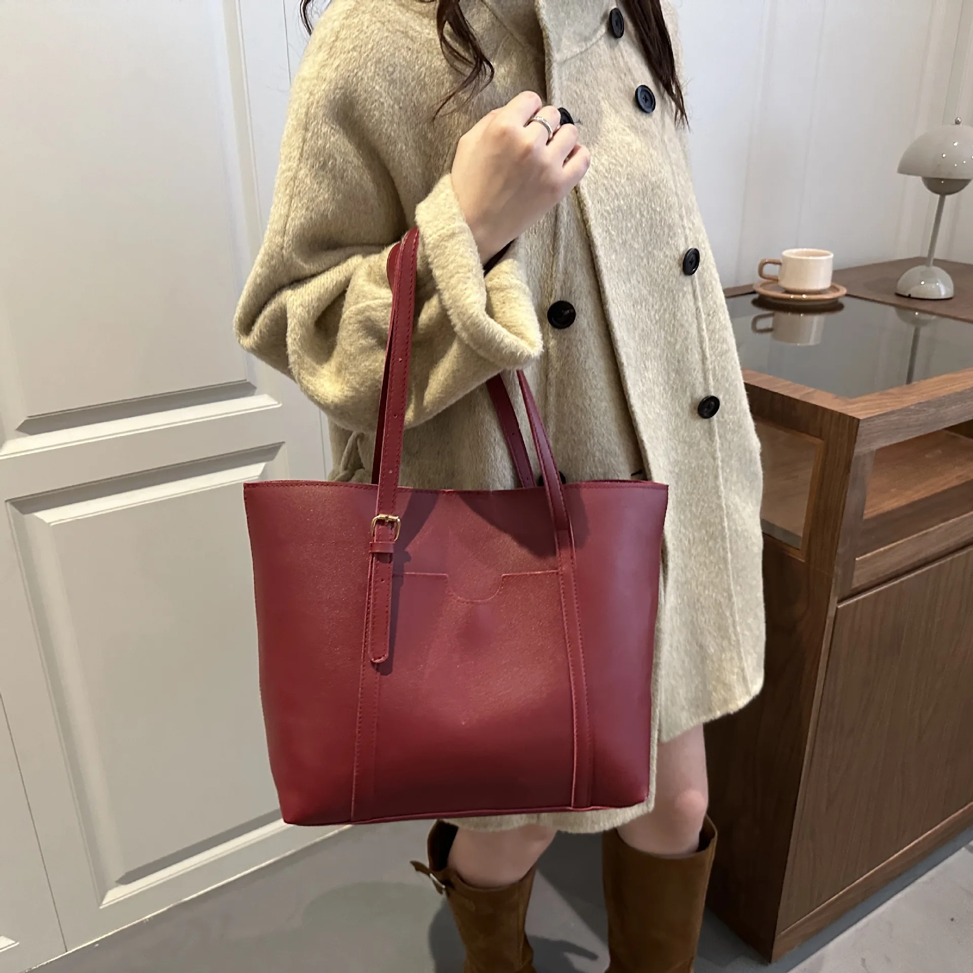 

Новинка 2025 года, винтажная женская сумка-тоут под мышками, минималистичная сумка через плечо, повседневная сумка через плечо в стиле ретро, шикарная и просторная