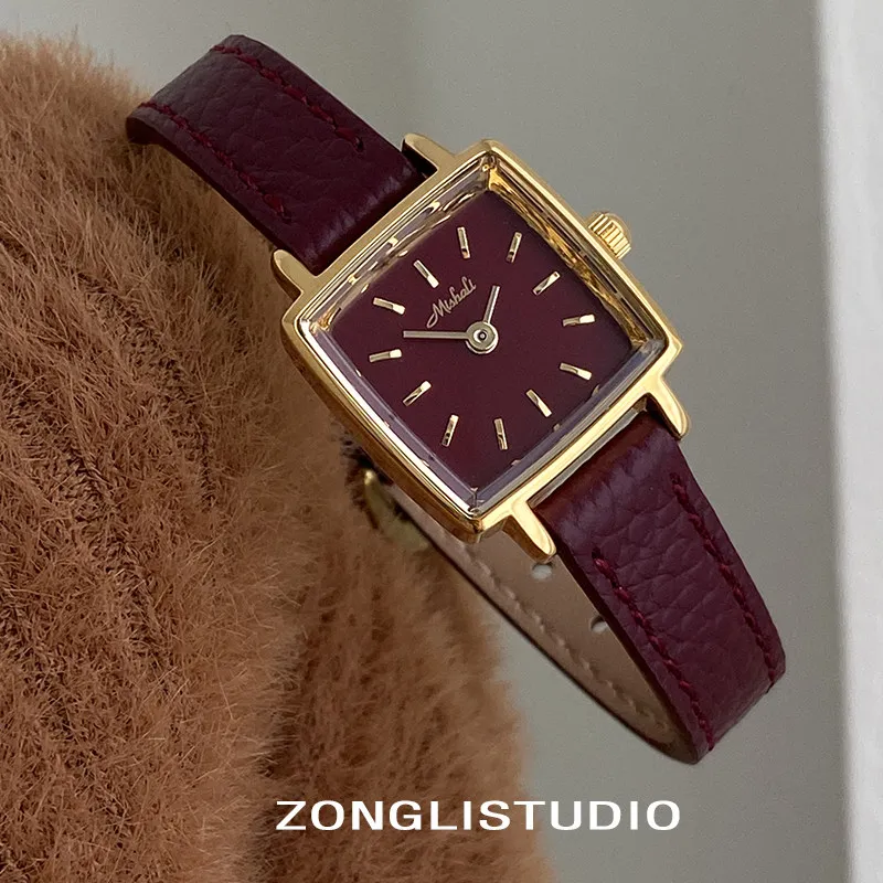 

Роскошные и стильные красные женские часы с элитным дизайномЭлегантные кварцевые часы в стиле ретро Идеальный аксессуар для женщин.