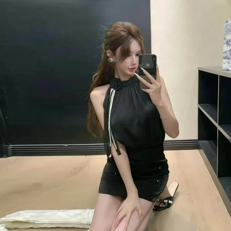 

Летний комплект 2026: шикарный топ без рукавов с открытыми плечами и цветочная юбка миди — женская повседневная модная одежда