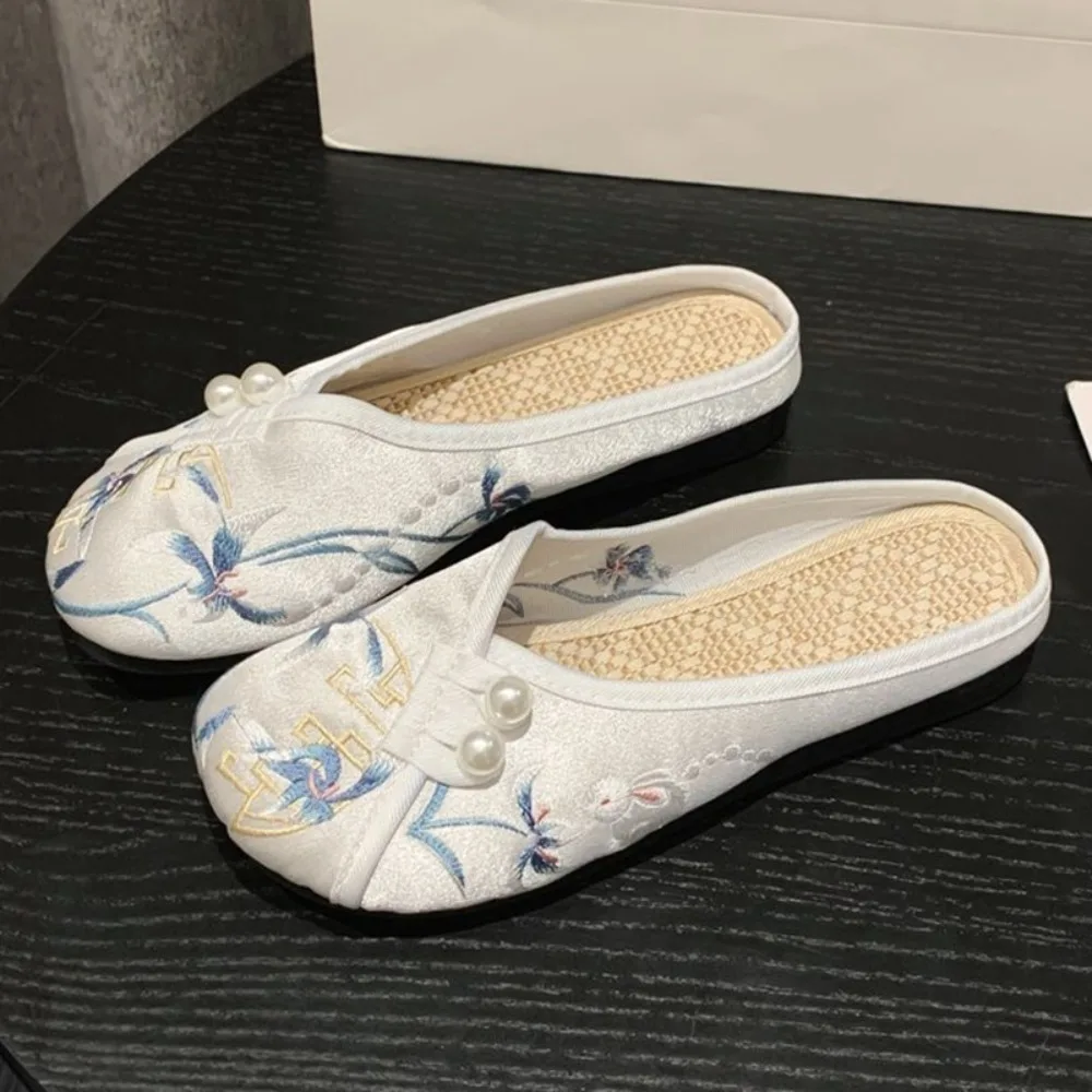 

Flower Embroider Hanfu Slippers Soft Bottom Pearl Ethnic Style Baotou Slippers Non-Slip Comfortable Satin Sandals Girls