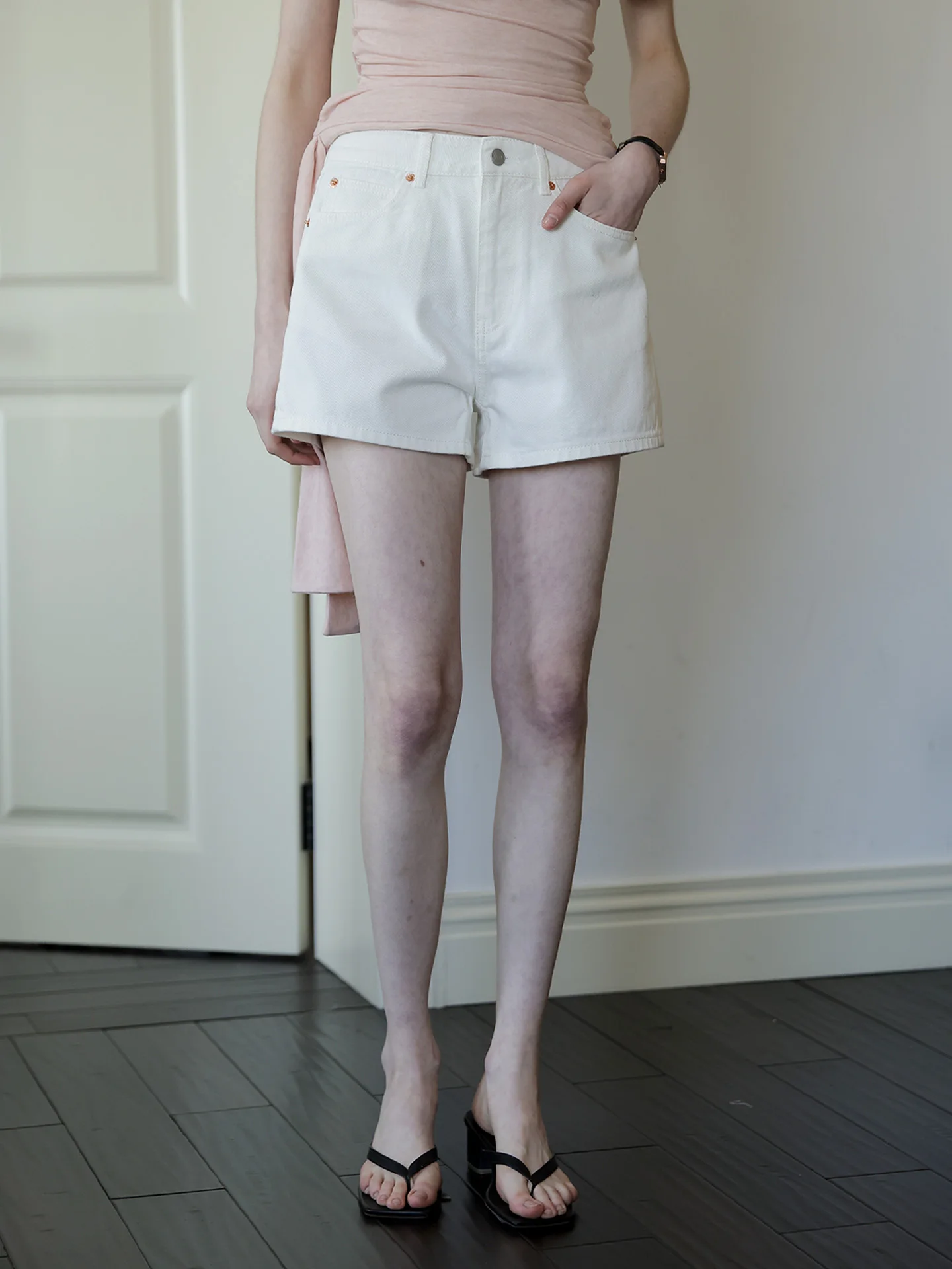 

Ретро-шорты с высокой талией и широкими штанинами из хлопка, женские летние новые универсальные белые джинсовые шорты, выбеленные джинсовые шорты с эффектом похудения, модные шорты-хотпэнты