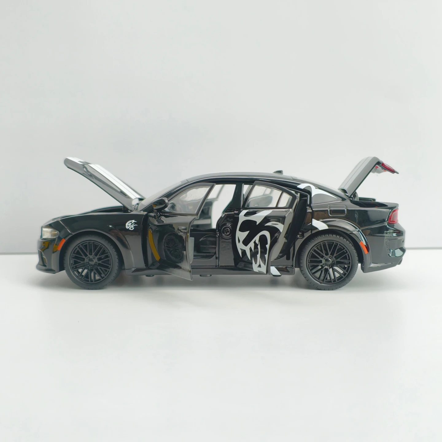 1: 24 simulation Dodge Hellcat SRT modified alloy car model, doors and engine hood, trunk can be opened with sound and light view 2
