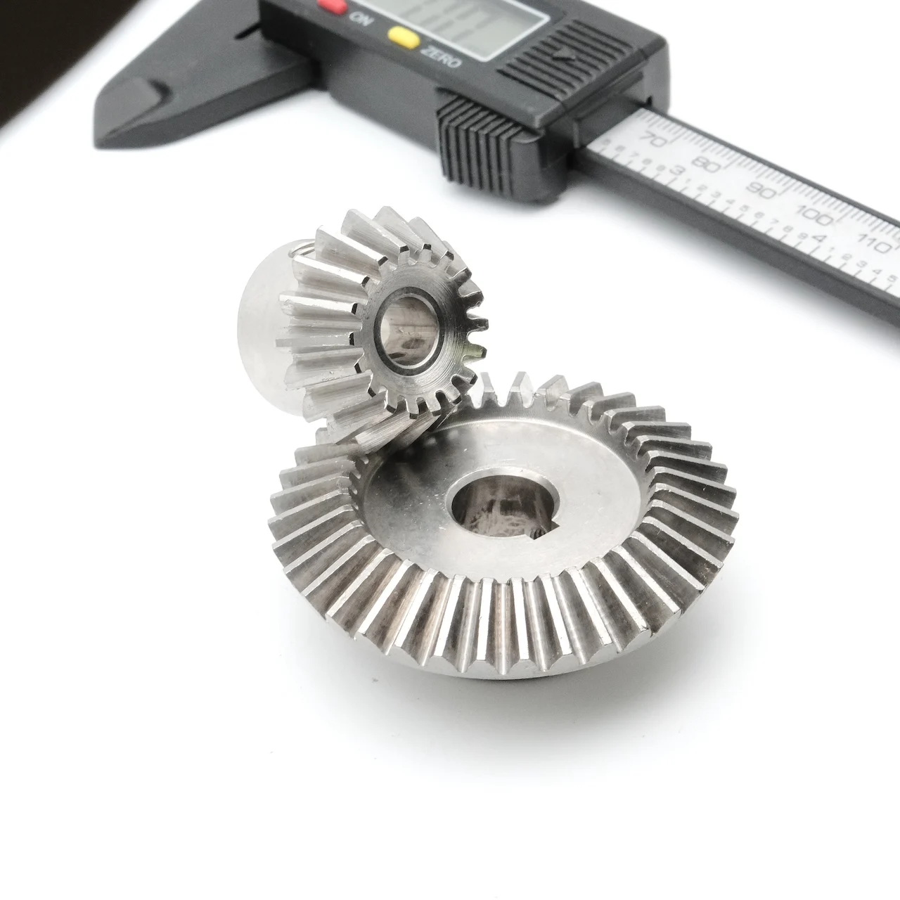 15-40 Teeth 1:2 Intelligent Production Line Automatic Equipment Stainless Steel Bevel Gear Right Angle Transmission 0.5M 1M 1.5M