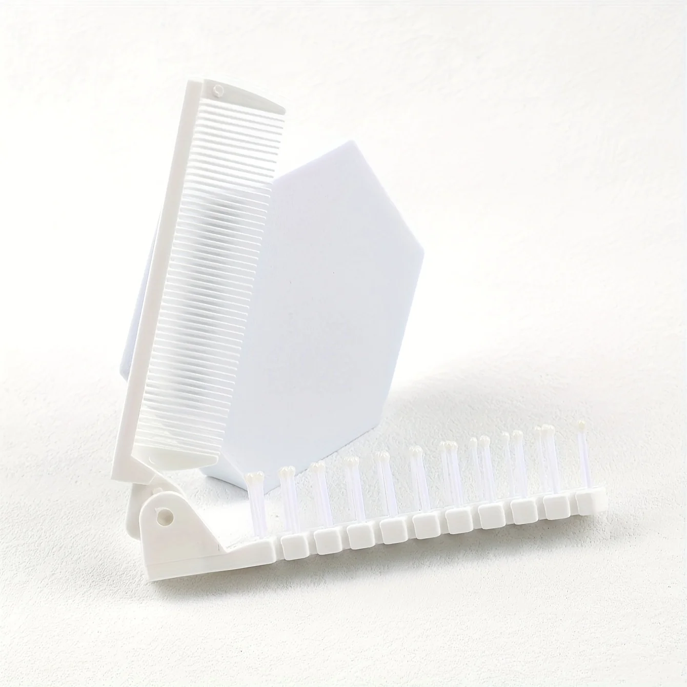 1 مشط محمول قابل للطي على الوجهين - أسنان بلاستيكية متينة، مقبض مريح للشعر العادي، ضروري للسفر