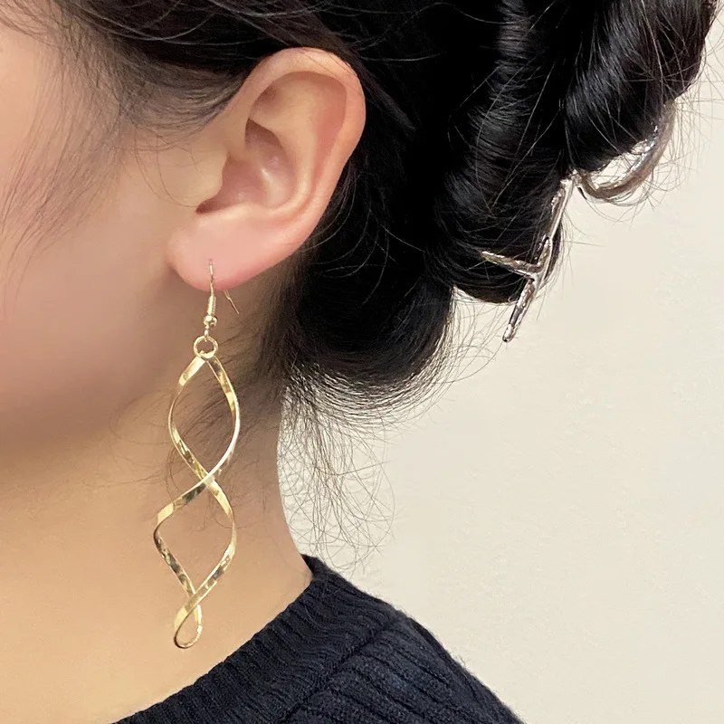 New Spiral Women\'s Hook Earrings Hollow Twist Geometric Statement Long Hanging Earrings Wraped Oval Metal Pendants Earrings