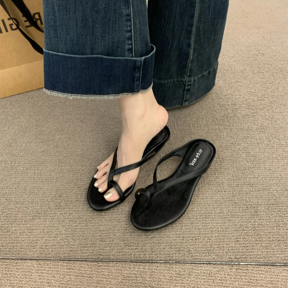 

Женская обувь, резиновые шлепанцы с перекрестной завязкой, низкие женские тапочки, 2022, гавайские серебряные шлепанцы, низкие женские тапочки с перекрестной завязкой