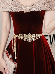 A women's rhinestone inlaid chain waistband with a premium gold waistchain