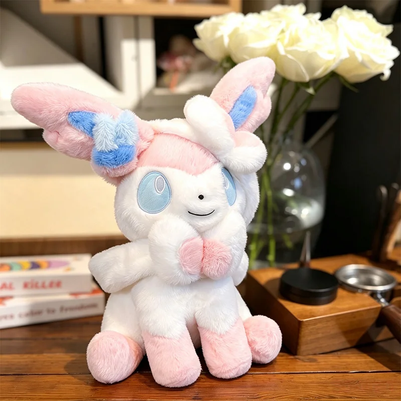 Sylveon Plüschtier in sitzender Pose, kuschelig weich, flauschig, Anime-Puppe im japanischen Stil, Dekokissen für Sofa, Bett, Heimdekoration, Geschenke – Detail 9