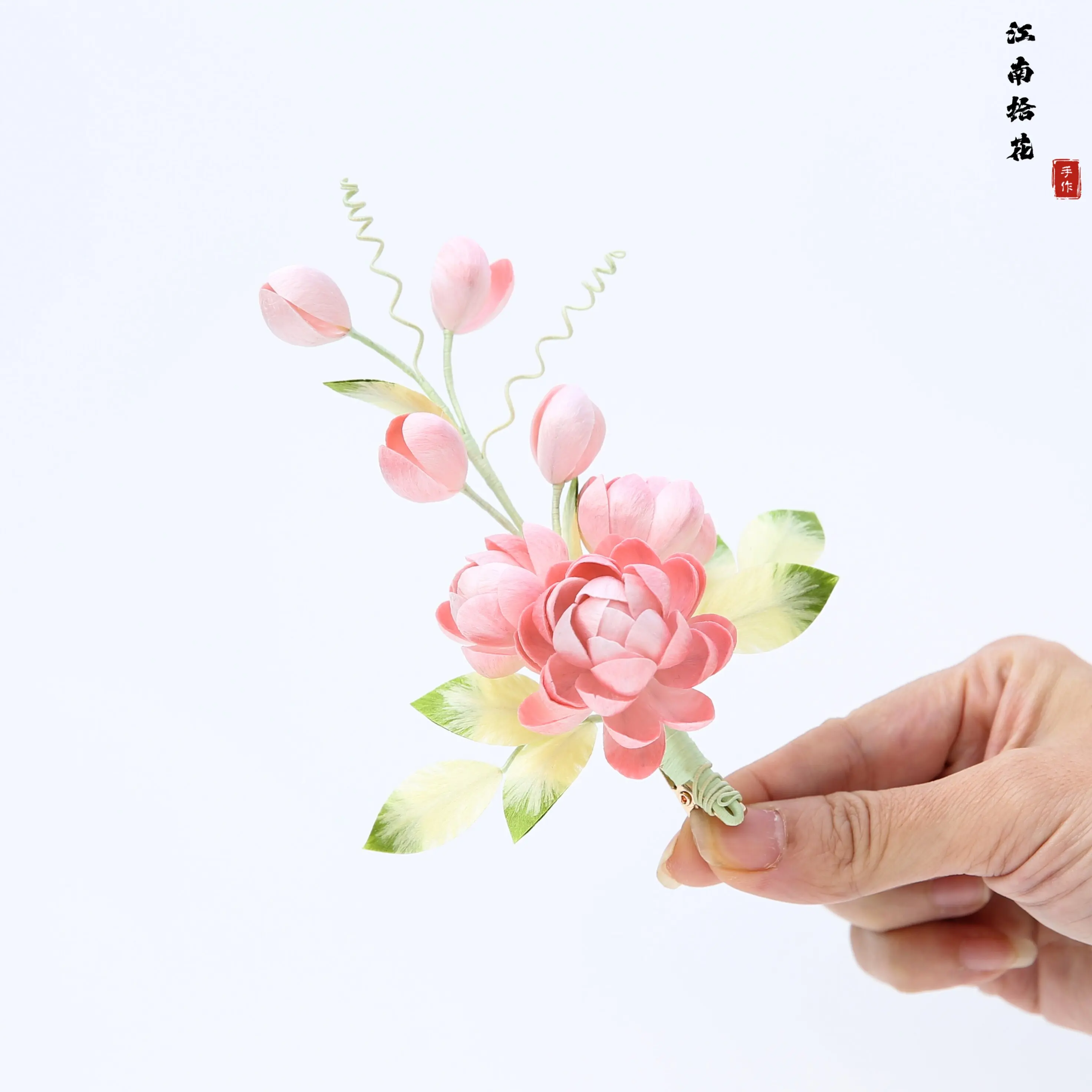 elegante-y-lujosa-horquilla-de-terciopelo-con-motivos-de-peonias-elaborada-artesanalmente-segun-la-tradicion-cultural-inmaterial-adorno-para-el-cabello-de-estilo-chino-antiguo
