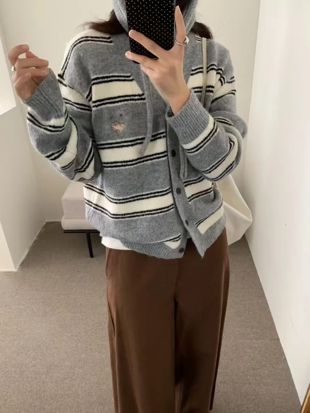 

Корейский трикотаж в полоску с v-образным вырезом, повседневный мягкий открытый кардиган с вышивкой в виде головы медведя, женский свободный длинный свитер свека