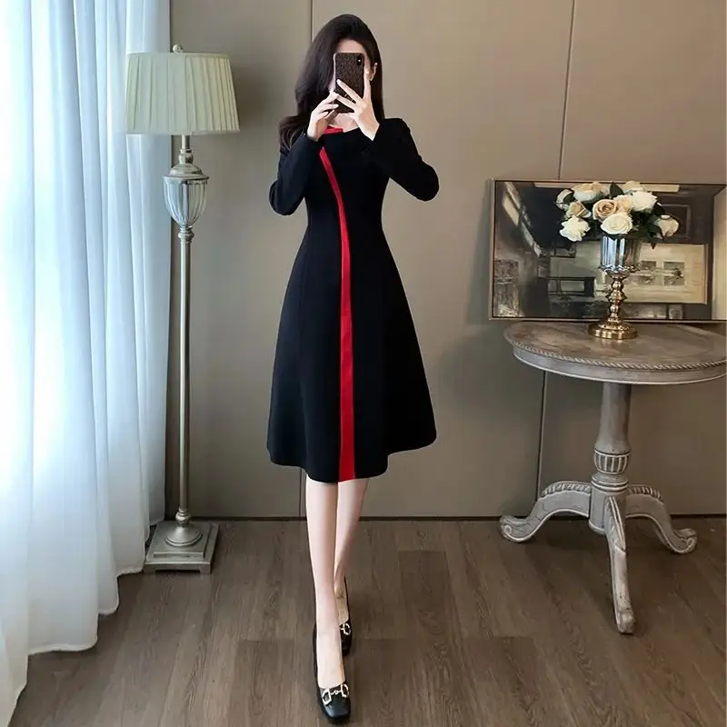 

New Long Sleeved Dress with Slimming Effect and a Small Black Base Dress