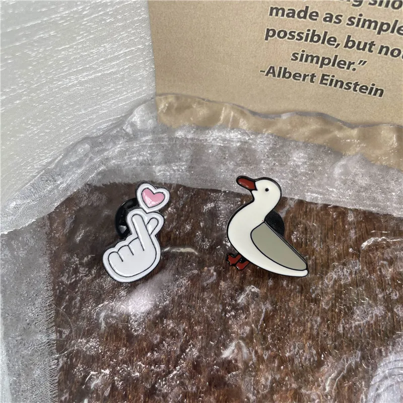 Cute Seagull Than The Heart Gesture Enamel Brooch Cartoon Seabird Peace Animal Badge Collar Pins Bag Friends Gift Jewelry